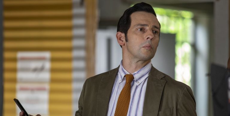 Ralf Little de Death in Paradise aborde le crossover Beyond Paradise et les futures retombées possibles
