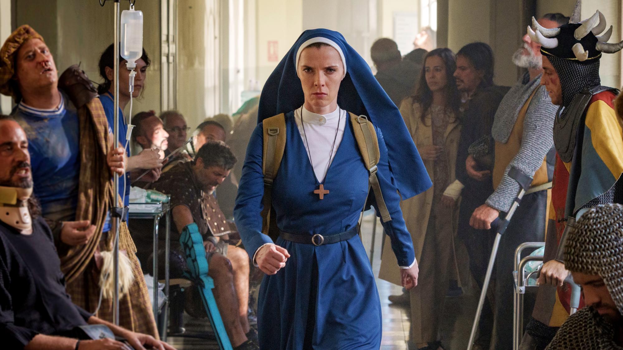 Betty Gilpin comme Simone dans Mme Davis