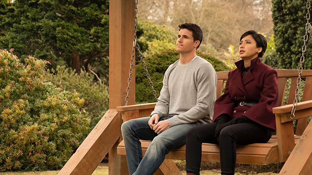 (L, R) Nathan Brown (Robbie Amell) et Andy Allo dans le rôle de Nora dans Upload