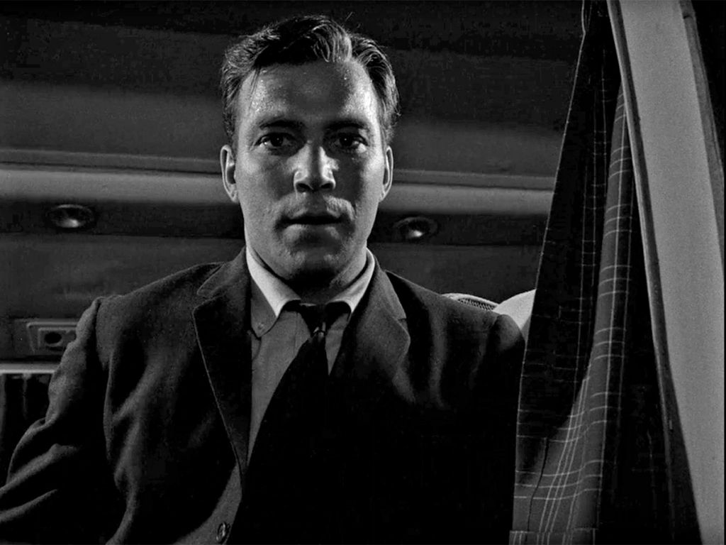 William Shatner dans l'épisode de The Twilight Zone, Nightmare at 20,000 Feet semble chargé