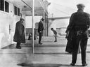 Sur cette photo prise au début du voyage inaugural du Titanic, on peut voir le passager Douglas Spedden jouer avec son haut sur le pont de promenade du navire.  Le photographe.  Frank Brown, débarquerait en Irlande et éviterait le naufrage. 