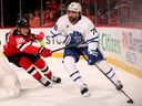 TJ Brodie des Maple Leafs de Toronto patine avec la rondelle contre les Devils du New Jersey.