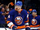 Scott Mayfield des Islanders de New York célèbre après avoir marqué un but contre le Lightning de Tampa Bay.  Pourrait-il être la bonne personne sur la ligne bleue des Maple Leafs?