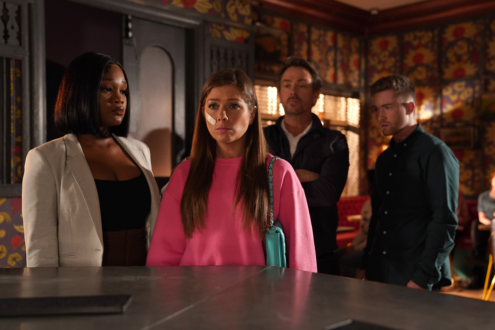 zoe anderson, maxine minniver, dave chenwilliams et sam chenwilliams dans hollyoaks