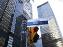 Un panneau de Bay Street dans le quartier financier de Toronto.