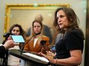 La vice-première ministre Chrystia Freeland tient une conférence de presse sur la Colline du Parlement, à Ottawa, le mercredi 14 juin 2023. Freeland déclare que le Canada mettra fin à toutes les activités dirigées par le gouvernement à la Banque asiatique d'investissement dans les infrastructures.