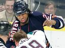 Georges Laraque des Oilers d'Edmonton se bat avec Todd Fedoruk des Mighty Ducks d'Anaheim en 2006.