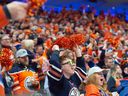 Les partisans des Oilers d'Edmonton célèbrent le but du premier tiers contre les Kings de Los Angeles au Rogers Place d'Edmonton le 19 avril 2023.  