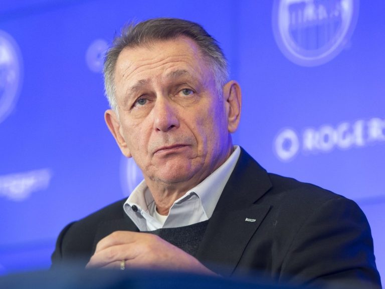 PAS D’EXCUSES: Ken Holland doit faire passer les Oilers d’Edmonton au-dessus