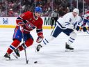 Le centre des Canadiens de Montréal Sean Monahan joue la rondelle contre les Maple Leafs de Toronto lors de la troisième période au Centre Bell le 3 octobre à Momtreal. 