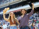 LR, Janelle Hanson et Ben Foster encouragent le succès du Stampede de Calgary 2022 le mercredi 13 juillet 2022. 