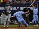 Corey Seager, centre, des Texas Rangers marque un point contre les Blue Jays de Toronto lors de la quatrième manche au Globe Life Field le 18 juin 2023 à Arlington, Texas.