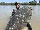 Allessandro Biancardi, un pêcheur professionnel pour Madcat, a attrapé la créature de 9 pieds 4 1/4 pouces en mai. 