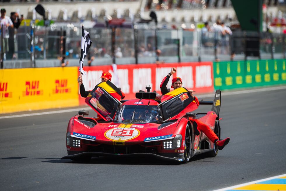 James Calado (L) et Antonio Giovinnazi (R) célèbrent tandis qu'Alessandro Pier Guidi amène la voiture gagnante à la voie des stands après la course.