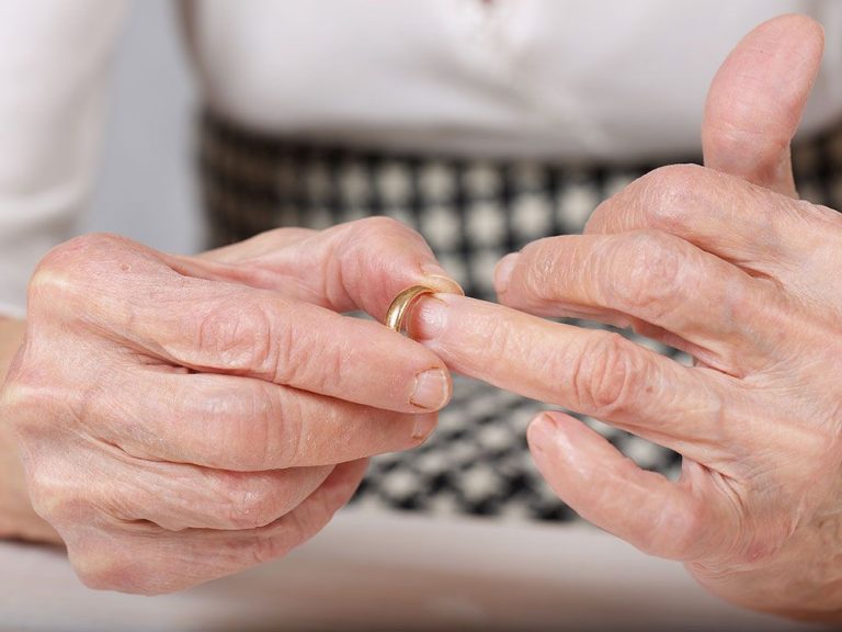 Un divorce coûteux laisse cette femme de 61 ans se demander si elle pourra un jour prendre sa retraite