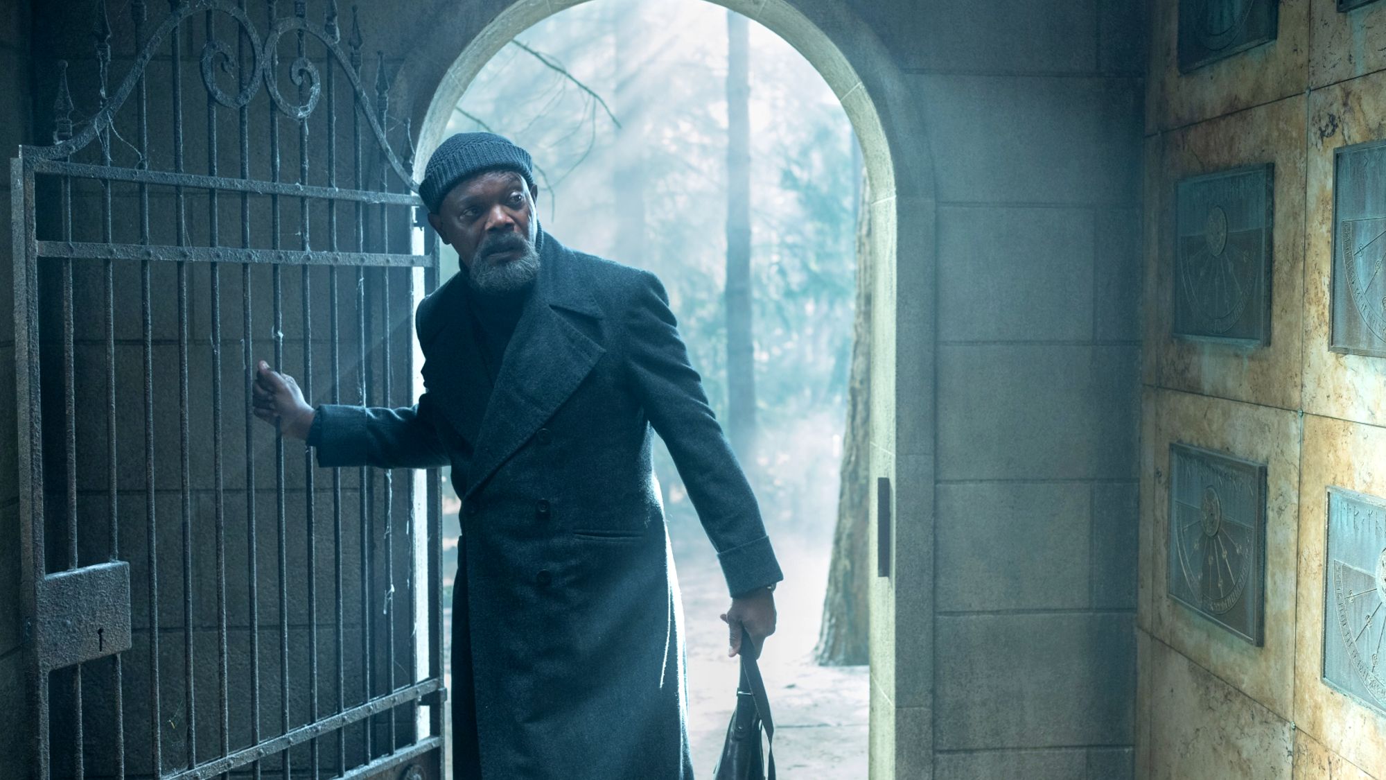 Samuel L. Jackson dans le rôle de Nick Fury entrant dans un mausolée dans Secret Invasion