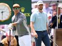 Rickie Fowler des États-Unis et Wyndham Clark des États-Unis regardent depuis le premier tee lors de la ronde finale du 123e US Open Championship au Los Angeles Country Club dimanche.