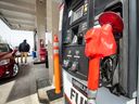 Une personne pompe de l'essence à une station en Ontario.