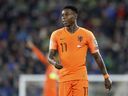 DOSSIER – Quincy Promes des Pays-Bas assiste au match de football de qualification du groupe C de l'Euro 2020 entre l'Irlande du Nord et les Pays-Bas à Windsor Park, Belfast, Irlande du Nord, le samedi 16 novembre 2019. Promes a été reconnu coupable le lundi 19 juin 2023 , d'avoir poignardé son neveu à la jambe et a été condamné à 18 mois de prison.