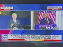 Cette image de la vidéo montre un titre à l'écran de Fox News sous une image sur écran partagé de l'ancien président Donald Trump s'adressant à des partisans en direct et du président Joe Biden s'exprimant plus tôt à la Maison Blanche. 