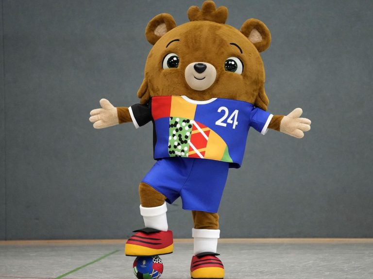 L’Allemagne dévoile un ours en peluche comme mascotte de l’Euro 2024 – cette fois avec un pantalon