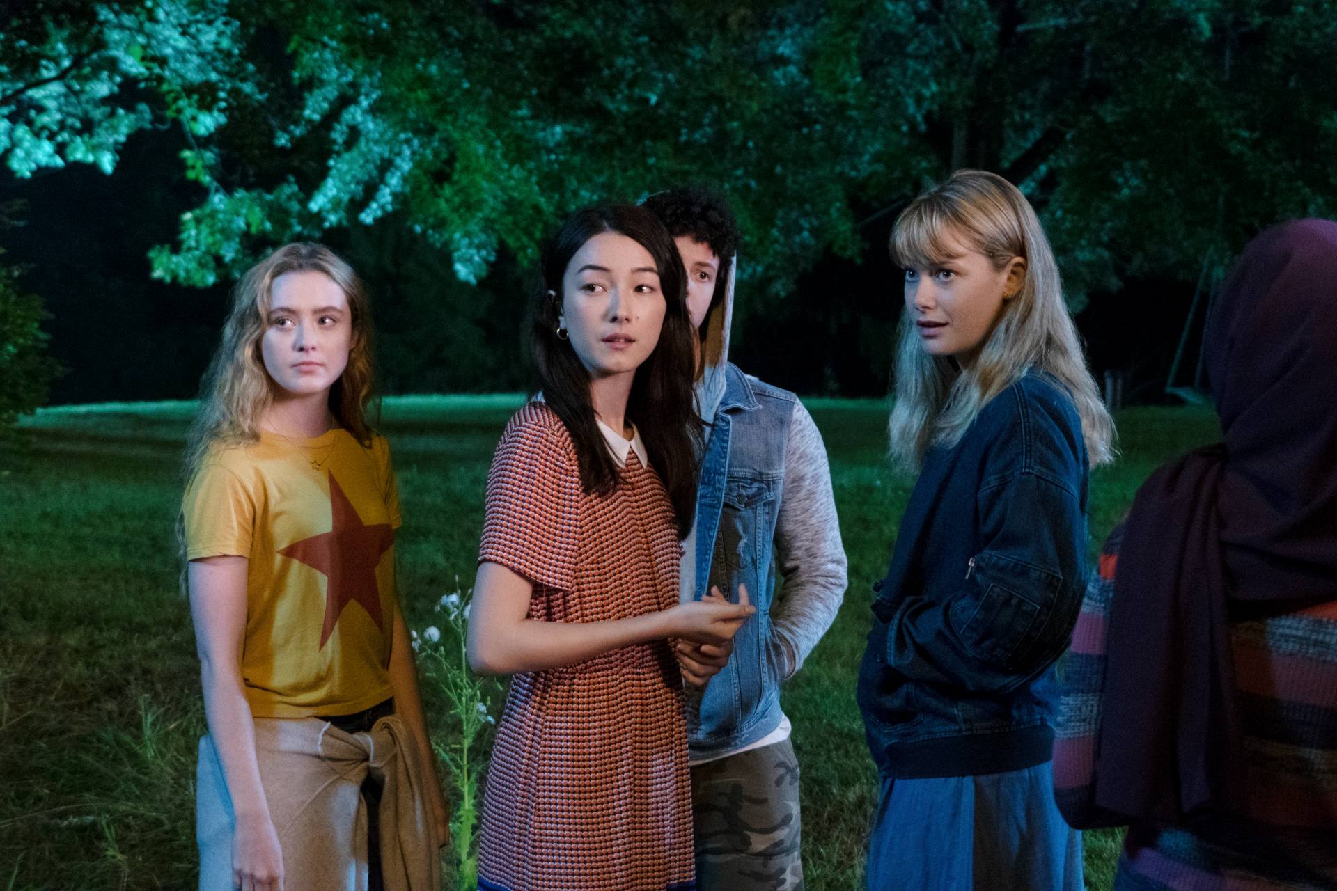 Kathryn Newton, Natasha Liu Bordizzo, Jacques Colimon, Rachel Keller dans La Société