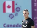 L'entraîneur-chef du Canada, John Herdman, regarde son équipe pendant l'entraînement de la Coupe du monde à Doha, au Qatar, le lundi 28 novembre 2022.