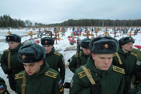 Des cadets d'une académie militaire assistent aux funérailles de Dmitry Menchikov, un mercenaire de la société militaire privée russe Wagner Group, tué lors du conflit militaire en Ukraine, dans l'Allée des héros dans un cimetière de Saint-Pétersbourg, en Russie, le 24 décembre 2022 .