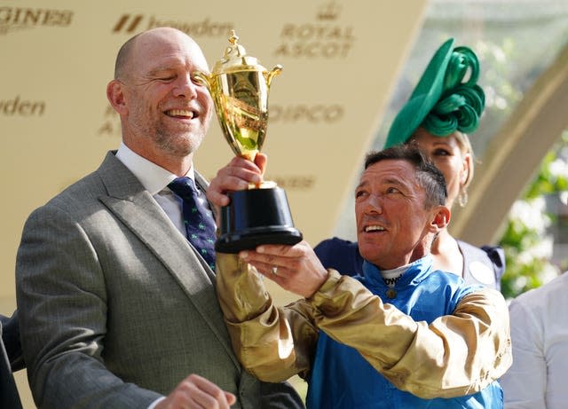 Frankie Dettori célèbre après avoir reçu un trophée par Mike Tindall et Zara Tindall après avoir remporté le Queen&# x002019;s Vase sur Gregory