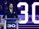 L'ancien New York Ranger Henrik Lundqvist prend la parole lors de la cérémonie de retrait de son maillot.