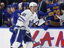 Le centre des Maple Leafs de Toronto John Tavares (91 ans) célèbre son but contre les Sabres de Buffalo lors de la première période d'un match de hockey de la LNH à Buffalo, NY, le mardi 21 février 2023. Tavares a été condamné à une amende de 5 000 $ US, le département des joueurs de la LNH Sécurité annoncée dimanche.