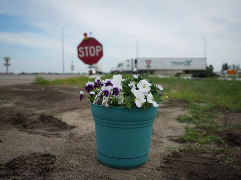 La GRC du Manitoba publie les noms de 16 personnes âgées tuées dans un accident d’autobus avec un camion de transport