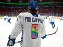 Brock Boeser des Canucks de Vancouver s'échauffe dans son maillot You can play Pride night avant leur match de la LNH contre les Flames de Calgary au Rogers Arena le 31 mars 2023. Photo : Jeff Vinnick/ Getty Images