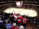 Les partisans des Sénateurs d'Ottawa applaudissent pendant un match.