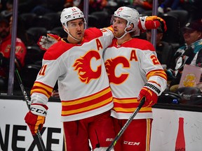 Elias Lindholm (28 ans) célèbre un but avec Mikael Backlund.