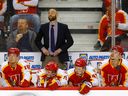 L'entraîneur-chef Mitch Love est photographié derrière le banc des Wranglers de Calgary, qui ont été éliminés des séries éliminatoires par les Firebirds de Coachella Valley lors d'un cinquième match décisif de la finale de la division Pacifique. 