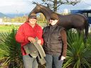 Terry Clyde, à gauche, et Barb Heads étaient à égalité pour le titre d'entraînement des pur-sang à Hastings en 2006, la première fois qu'une femme gagnait – sans parler de deux la même année.