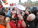 Le président de l'Alliance de la Fonction publique du Canada, Chris Aylward, à droite, et Alex Silas ont fait du piquetage sur la colline du Parlement le 26 avril 2023, alors que la grève des fonctionnaires fédéraux se poursuit.