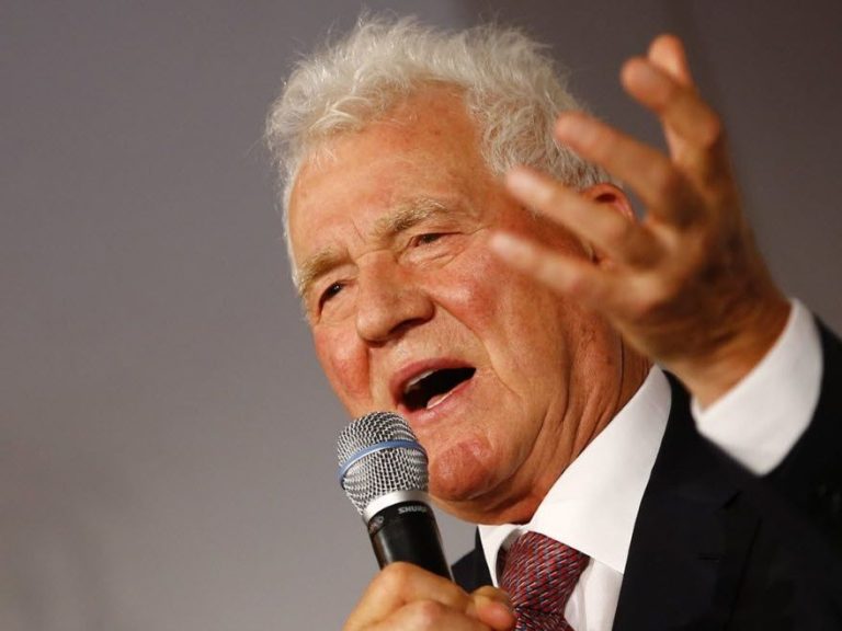 Le magnat des affaires Frank Stronach appelle davantage d’entreprises à adopter une approche de « commerce équitable »