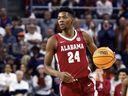 L'attaquant de l'Alabama Brandon Miller lance le ballon pendant la première moitié du match de basket-ball universitaire de la NCAA de l'équipe contre Auburn le 11 février 2023 à Auburn, Ala. 