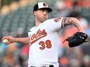 Kyle Bradish des Orioles de Baltimore lance contre les Blue Jays de Toronto.