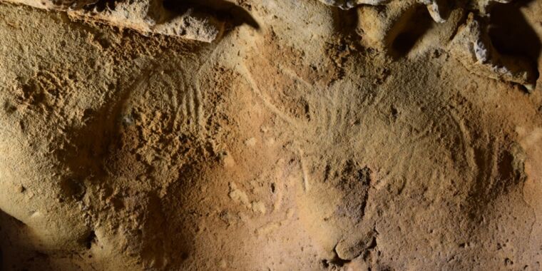 Ces marques sur un mur de grotte pourraient-elles être les plus anciennes « peintures au doigt » de Néandertal ?