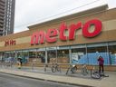 Une épicerie Metro à Toronto.  Les travailleurs du métro de la région du Grand Toronto ont déjà voté à 100 % en faveur d'une grève si un accord ne peut être conclu.