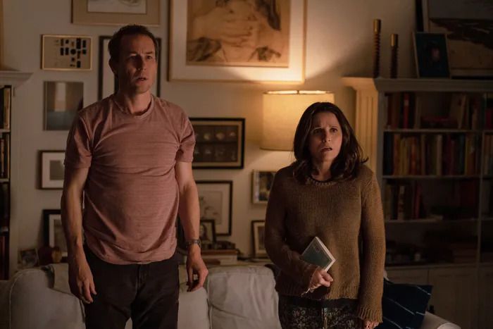 (LR) Tobias Menzies et Julia Louis-Dreyfus dans Tu blesses mes sentiments.