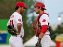 Le lanceur des Winnipeg Goldeyes Tyler Jandron (à gauche) et le receveur Jackson Smith conversent lors de la septième manche du match de leur équipe contre les Saltdogs de Lincoln le 21 juin 2023 au Shaw Park de Winnipeg.