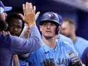 Matt Chapman des Blue Jays célèbre après avoir frappé un coup de circuit en huitième manche contre les Marlins de Miami le 21 juin 2023 à Miami. 