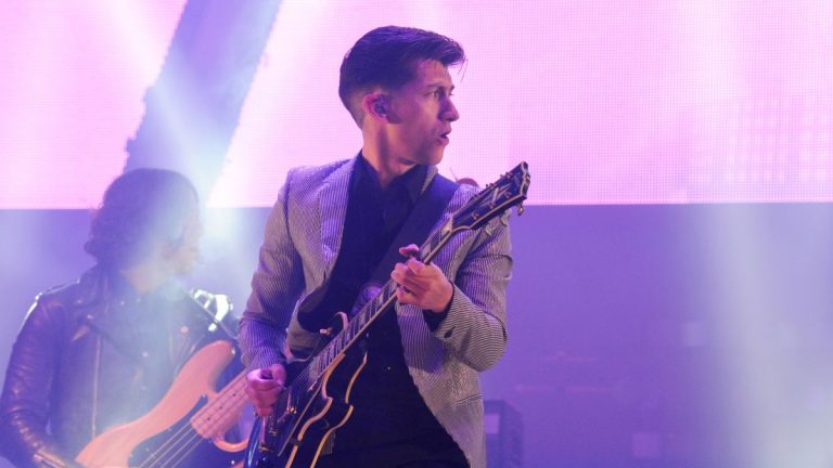 Comment regarder Arctic Monkeys à Glastonbury et les actes de vendredi en direct et gratuitement