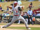 Le lanceur de relève des Goldeyes de Winnipeg, Chas Cywin, livre un lancer contre les Cougars du comté de Kane.