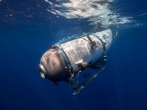 Cette image non datée, gracieuseté d'OceanGate Expeditions, montre leur submersible Titan entamant une descente.