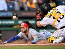 Bo Bichette des Blue Jays de Toronto marque devant Austin Hedges des Pirates de Pittsburgh.